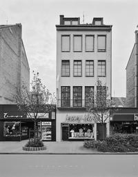 Volker Döhne  
From the series: Rheinstraße, 1990  
Silver gelatin print on baryt paper  
30 × 24 cm  
© Volker Döhne  
Courtesy the artist