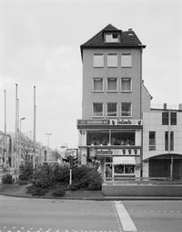 Volker Döhne  
From the series: Rheinstraße, 1990  
Silver gelatin print on baryt paper
30 × 24 cm  
© Volker Döhne  
Courtesy the artist