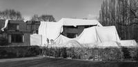 Ausstellung Haus-Rucker-Co, Cover. Überleben in verschmutzter Umwelt, Haus Lange während der Installation, 1971, Schwarz-weiß-Fotografie  
© Hein Engelskirchen, für Klaus Pinter (Haus-Rucker-Co): VG Bild-Kunst, Bonn 2019