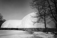 Ausstellung Haus-Rucker-Co, Cover. Überleben in verschmutzter Umwelt, Haus Lange, Gartenseite mit Tragluftkonstruktion, 1971, Schwarz-weiß-Fotografie  
© Hein Engelskirchen, für Klaus Pinter (Haus-Rucker-Co): VG Bild-Kunst, Bonn 2019