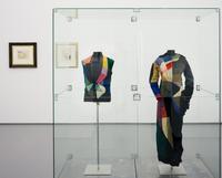 Sonia Delaunay  
Robe simultanée (Simultaneous Dress), 1913  
Patchwork of various fabrics, L 145 cm, W 47 cm  
Private collection  
© Pracusa 2018652
Installation shot "Tailored for Freedom. The Artistic Dress around 1900 in Fashion, Art and Society", Kunstmuseen Krefeld, Kaiser Wilhelm Museum, 
October 12, 2018 - Februar 24, 2019  
Photo: Dirk Rose