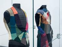 Sonia Delaunay  
Robe simultanée (Simultaneous Dress), 1913  
Patchwork of various fabrics, L 145 cm, W 47 cm  
Private collection  
© Pracusa 2018652
Installation shot "Tailored for Freedom. The Artistic Dress around 1900 in Fashion, Art and Society", Kunstmuseen Krefeld, Kaiser Wilhelm Museum, 
October 12, 2018 - Februar 24, 2019  
Photo: Dirk Rose