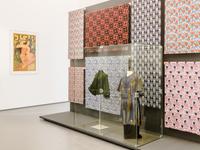 Installation shot "Tailored for Freedom. The Artistic Dress around 1900 in Fashion, Art and Society", Kunstmuseen Krefeld, Kaiser Wilhelm Museum, 
October 12, 2018 - Februar 24, 2019
Photo: Dirk Rose