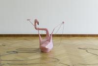 Naufus Ramírez-Figueroa  
Comb Bound Sound, 2017 (Detail)  
Stoff, Metall, Glas, Polyurethan, Kabel, Lautsprecher, MP3-Player  
6 Paravents je 220 × 80 cm  
Tisch 120 × 100 x 100 cm  
Glasskulptur 66 × 33 x 38 cm  
Courtesy des Künstlers  
Foto: Volker Döhne  
© Naufus Ramírez-Figueroa, 2017