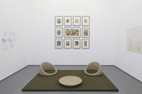 Japanische Sitzgruppe mit Tisch Tatami von Jérôme Gauthier und dazugehörigen Skizzen (linke und rechte Wand) sowie Japanische Farbholzschnitte mit Interieurszenen (19. Jahrhundert, Slg. Kunstmuseen Krefeld) in der Ausstellung „Von der Idee zur Form. Domeau & Pérès: Dialoge zwischen Design und Handwerk“, Kaiser Wilhelm Museum Krefeld  
Foto: Volker Döhne