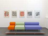 Sofa au mètre (nach Maß) von Éric Chevallier und fünf Siebdrucke der Mappe Metastabile Kompositionen (1963, Slg. Kunstmuseen Krefeld) von Günter Fruhtrunk in der Ausstellung „Von der Idee zur Form. Domeau & Pérès: Dialoge zwischen Design und Handwerk“, Kaiser Wilhelm Museum Krefeld  
Foto: Volker Döhne