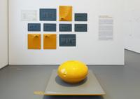 Küchenfronten und ein Sitzei aus Polyurethan sowie Skizzen von Peter Ghyczy in der Ausstellung „Von der Idee zur Form. Domeau & Pérès: Dialoge zwischen Design und Hand-werk“, Kaiser Wilhelm Museum Krefeld  
Foto: Volker Döhne