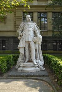Statur Kaiser Wilhelms I. von Gustav Heinrich Eberlein (1847–1926)  
Nordseite des Kaiser Wilhelm Museums, nach 1979, Foto: Volker Döhne