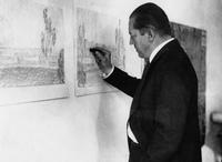 Mies van der Rohe während der Arbeit am Haus Esters, ca. 1927/28  
© VG Bild Kunst Bonn, 2019