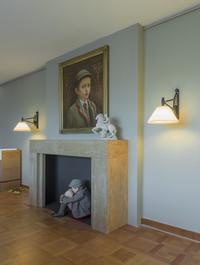 Elmgreen & Dragset  
High Expectations, 2011/2017  
Boy: fibreglass resin, polyurethane resin, acrylic, wood, acrylic paint, oil paint, hair; fireplace: MDF, travetine; painting: canvas, oil paint; rider figure: glazed procelain  
Installation view, Die Zugezogenen, Museum Haus Lange, Kunstmuseen Krefeld, 2017  
Olbricht Collection  
Poto: Volker Döhne  
© Elmgreen & Dragset and VG Bild-Kunst, Bonn 2017