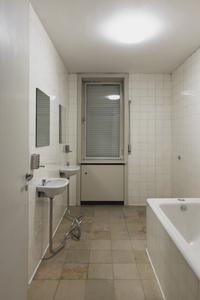 Elmgreen & Dragset  
Second Marriage, 2008  
Metal knot, sinks, mirror, soap dispensers  
Installation view, Die Zugezogenen, Museum Haus Lange, Kunstmuseen Krefeld, 2017  
Sammlung Goetz, München  
Poto: Volker Döhne  
© Elmgreen & Dragset and VG Bild-Kunst, Bonn 2017