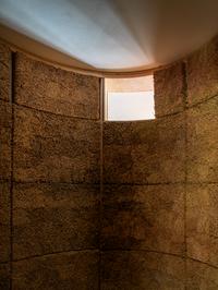 Installationsansicht Akt 1: Utopie. Anders Wohnen, Olaf Holzapfel, Rückgabe Reimbursement Cells – Cellulare Dialektik, 2019, Haus Lange, Krefeld, Foto: Dirk Rose