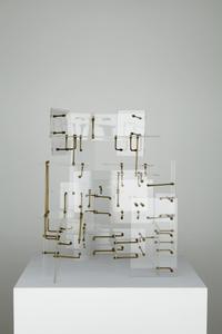 Constant 
Constructie met doorzichtige vlakken (Konstruktion mit durchsichtigen Flächen), 1955
Plexiglas, Messing, 57 × 31x 47 cm 
Kunstmuseen Krefeld
© VG Bild-Kunst, Bonn 2019