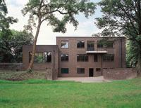 Haus Esters, Krefeld  
Ostansicht mit Wirtschaftshof 
Foto: Volker Döhne