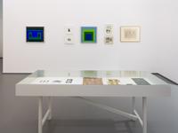 Ausstellungsansicht, Werke und Fotografien von Josef albers im Dialog mit von Anni Albers gesammelten Textilien aus Mittel- und Südamerika,  Foto: Dirk Rose, © VG Bild-Kunst, Bonn 2019