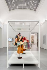 Ausstellungsansicht, von Michail Larionow entworfene Kostüme für das Ballett Chout (Der Narr, 1921 in Paris uraufgeführt), Foto: Dirk Rose