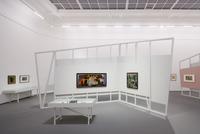 Ausstellungsansicht, Hinterglasmalereien und Gemälde im Dialog mit Textilien, Alltagsgegenständen und religiösen Ikonen, Foto: Dirk Rose