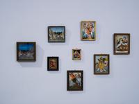 Ausstellungsansicht, Hinterglasbilder mit religiösen und alltäglichen Motiven, Foto: Dirk Rose