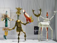 Ausstellungsansicht, Marionetten aus dem Theaterstück König Hirsch, 1918, die nach einem Entwurf von Sophie Taeuber-Arp angefertigt wurden, Foto: Dirk Rose