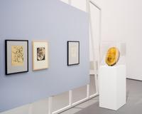 Ausstellungsansicht, eine Schamanentrommel im Dialog mit Skizzen und Malereien von Wassily Kandinsky, die nach seiner ethnografischen Expedition nach Russland entstanden sind, Foto: Dirk Rose