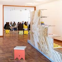 Offene Lehre  
Master-Studiengang, Third meets First  
Prof. Dr. Sigrun Prahl, Prof. Dr. Kerstin Plüm   
Erfahrene Studierende aus dem Masterstudiengang Design der Hochschule Niederrhein be-richten Erstsemestern über ihr Studium  
Ausst. Anders Wohnen, Prolog/Dialog, Haus Esters/Kunstmuseen Krefeld 2019  
Foto: Dirk Rose