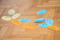 Offene Lehre  
Master-Studiengang, Third meets First  
Prof. Dr. Sigrun Prahl, Prof. Dr. Kerstin Plüm   
Erfahrene Studierende aus dem Masterstudiengang Design der Hochschule Niederrhein be-richten Erstsemestern über ihr Studium  
Ausst. Anders Wohnen, Prolog/ Dialog, Haus Esters/Kunstmuseen Krefeld 2019  
Foto: Dirk Rose