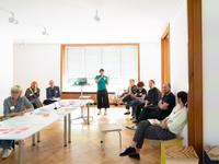 Barcamp “Wohnen 4.0”, 10.07.2019“  
Ausst. Anders Wohnen, Akt 2: Mobilität, Haus Esters/Kunstmuseen Krefeld 2019  
Kooperationspartner: Institut „Moderne im Rheinland“ an der Heinrich-Heine Universität Düsseldorf  
Foto: Dirk Rose
