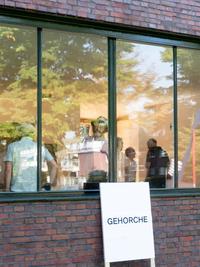 Ralf Berger  
Genius Media. Guidance For A New World Order  
Performance  
Ausst. Anders Wohnen, Akt 2: Mobilität, Haus Esters/Kunstmuseen Krefeld, 25.08.2019  
Foto: Dirk Rose