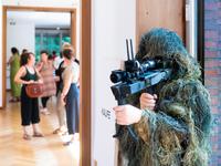 Ralf Berger  
Genius Media. Guidance For A New World Order  
Performance  
Ausst. Anders Wohnen, Akt 2: Mobilität, Haus Esters/Kunstmuseen Krefeld, 25.08.2019  
Foto: Dirk Rose