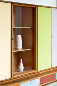 Franck Bragigand  
Ohne Titel (Sideboard zweiteilig), 2019  
(Detail)  
Ausstellungsansicht Anders Wohnen, Haus Lange, Krefeld 2019  
© VG Bild-Kunst, Bonn 2020, Foto: Dirk Rose