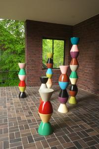 Franck Bragigand  
Ohne Titel (19 Hocker), 2019  
Ausstellungsansicht Anders Wohnen, Haus Lange, Krefeld 2019  
© VG Bild-Kunst, Bonn 2020, Foto: Dirk Rose