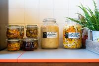 Laura Lima  
Meet me in 2044, 2019  
Ausstellungsansicht Anders Wohnen, Haus Lange, Krefeld 2019  
Kochperformance mit Unterstützung von salt’n pepper  
© Laura Lima, Foto: Dirk Rose