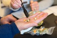 Laura Lima  
Meet me in 2044, 2019  
Ausstellungsansicht Anders Wohnen, Haus Lange, Krefeld 2019  
Kochperformance mit Unterstützung von salt’n pepper   
© Laura Lima, Foto: Dirk Rose