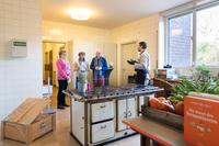 Laura Lima  
Meet me in 2044, 2019  
Ausstellungsansicht Anders Wohnen, Haus Lange, Krefeld 2019  
Kochperformance mit Unterstützung von salt’n pepper  
© Laura Lima, Foto: Dirk Rose