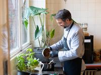 Laura Lima  
Meet me in 2044, 2019  
Ausstellungsansicht Anders Wohnen, Haus Lange, Krefeld 2019  
Kochperformance mit Unterstützung von salt’n pepper   
© Laura Lima, Foto: Dirk Rose