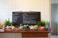 Laura Lima  
Meet me in 2044, 2019  
Ausstellungsansicht Anders Wohnen, Haus Lange, Krefeld 2019  
Kochperformance mit Unterstützung von salt’n pepper  
© Laura Lima, Foto: Dirk Rose