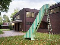 Andreas Schmitten  
Fragile Konstruktion, 2019  
Exhibition view, Alternatives for Living, Haus Lange, Krefeld 2019  
© Andreas Schmitten, Photo: Dirk Rose