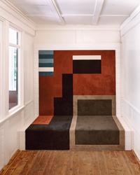 Andrea Zittel  
Perpendicular planar carpet bench, 2019  
Ausstellungsansicht Anders Wohnen, Haus Esters Gartenhaus, Krefeld 2019  
Slg. Freunde der Kunstmuseen Krefeld e.V. /Schenkung Familie Melcher  
© Andrea Zittel, Foto: Dirk Rose