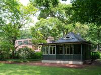 Deutsche Werkstätten Hellerau  
Sommerhaus, um 1923  
im Garten von Haus Esters, Krefeld  
Foto: Dirk Rose