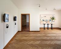 Christopher Kulendran Thomas in Zusammenarbeit mit Annika Kuhlmann  
New Eelam, 2016—andauernd   
Ausstellungsansicht Anders Wohnen, Haus Lange, Krefeld 2019  
© Christopher Kulendran Thomas, Annika Kuhlmann, Foto: Dirk Rose