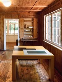 Andrea Zittel  
Planar Composition in wood #1, 2019  
Ausstellungsansicht Anders Wohnen, Haus Esters Gartenhaus, Krefeld 2019  
Slg. Freunde der Kunstmuseen Krefeld e.V. /Schenkung Familie Melcher  
© Andrea Zittel, Foto: Dirk Rose