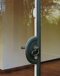Ludwig Mies van der Rohe  
Haus Esters, 1927–1930, Krefeld  
Garden gate (from the outside, detail)  
Photo: Volker Döhne