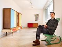 Franck Bragigand  
Porträt des Künstlers in der Ausstellung Anders Wohnen, Haus Lange, Krefeld 2019  
© VG Bild-Kunst, Bonn 2020, Foto: Dirk Rose