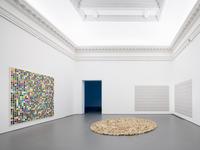 Sammlungssatellit #5, Ignacio Uriarte, Den Zufall ordnen, Ausstellungsansicht, Arbeiten von Gerhard Richter (© der Künstler), Richard Long (© VG Bild-Kunst, Bonn 2020) und Ignacio Uriarte (© der Künstler, Courtesy Philipp von Rosen Galerie), Foto: Dirk Rose