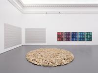 Sammlungssatellit #5, Ignacio Uriarte, Den Zufall ordnen, Ausstellungsansicht, Arbeiten von Richard Long (© VG Bild-Kunst, Bonn 2020) und Ignacio Uriarte (© der Künstler, Courtesy Philipp von Rosen Galerie), Foto: Dirk Rose