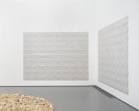 Sammlungssatellit #5, Ignacio Uriarte, Den Zufall ordnen, Ausstellungsansicht, Arbeiten von Richard Long (© VG Bild-Kunst, Bonn 2020) und Ignacio Uriarte (© der Künstler, Courtesy Philipp von Rosen Galerie), Foto: Dirk Rose