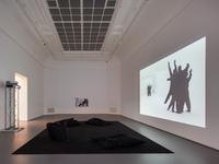 Sammlung 21. Jahrhundert, Ausstellungsansicht, Arbeit von Christian Falsnaes, © der Künstler, Foto. Dirk Rose