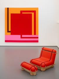 Sammlung 21. Jahrhundert, Ausstellungsansicht, Gemälde von Peter Halley (© der Künstler) und Designs von Matali Crasset
(© VG Bild-Kunst, Bonn 2020), Foto: Dirk Rose