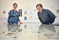 Stay Home / Mail Art!, Museumsdirektorin Katia Baudin und Kunstvermittler Thomas Janzen, Kaiser Wilhelm Museum, Studio 2, Foto: Andreas Bischof