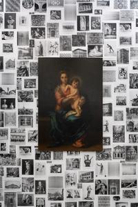 Marcel Odenbach  
Ohne Titel, 2020  
Rauminstallation (Detail)  
Fotokopien, Tische, Vitrine, Gemälde  
Courtesy M. Odenbach, Kunstmuseen Krefeld  
© VG Bild-Kunst, Bonn 2020  
Foto: Dirk Rose